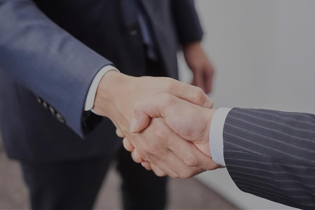 近代的な物流倉庫とチーム