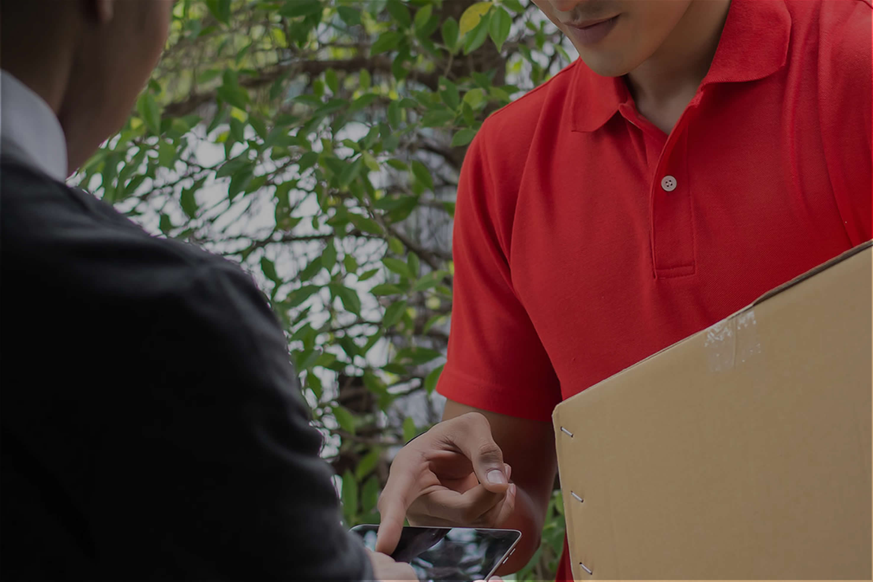 青い制服を着た笑顔のアジア人作業員